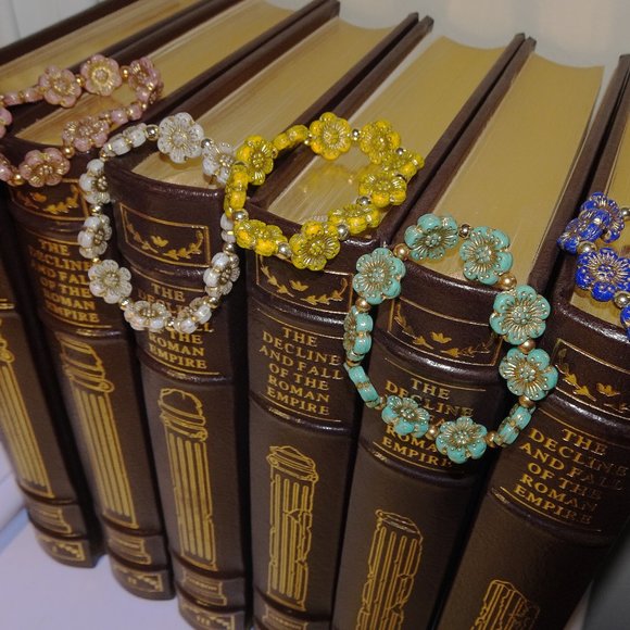 Handmade stretch bracelet with Czech anemone windflower design in six colors - Picture 13 of 14